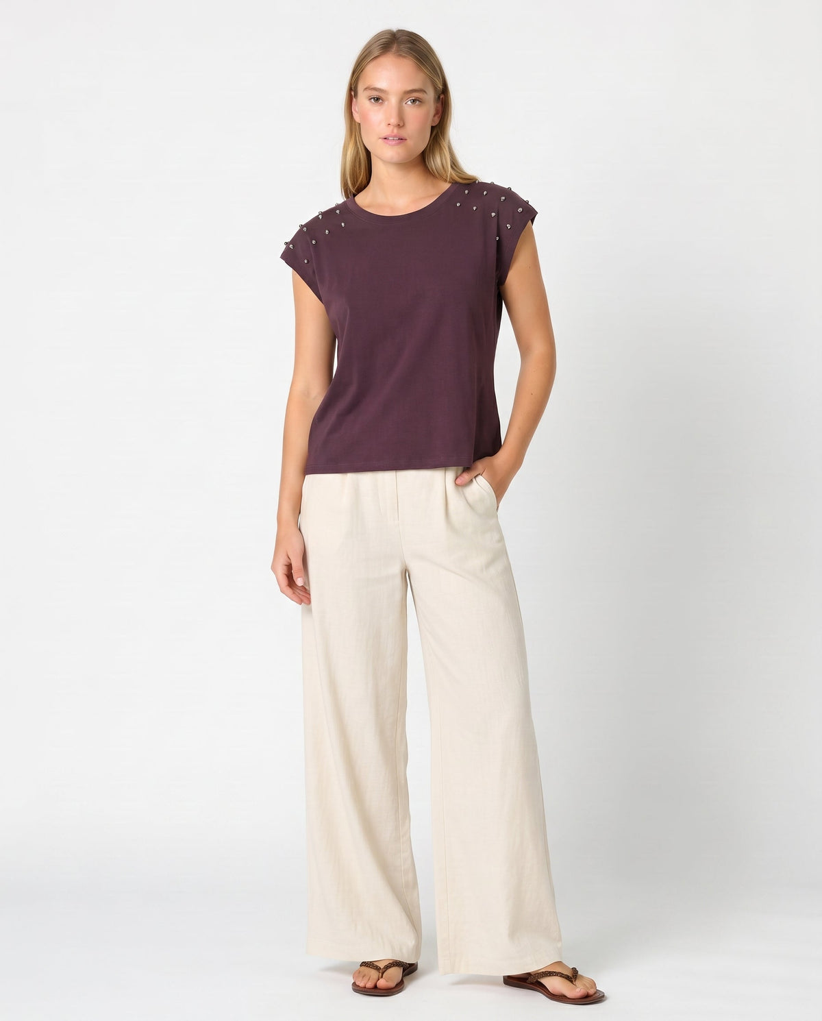 Camiseta burdeos con tachuelas — Modas Carrusel