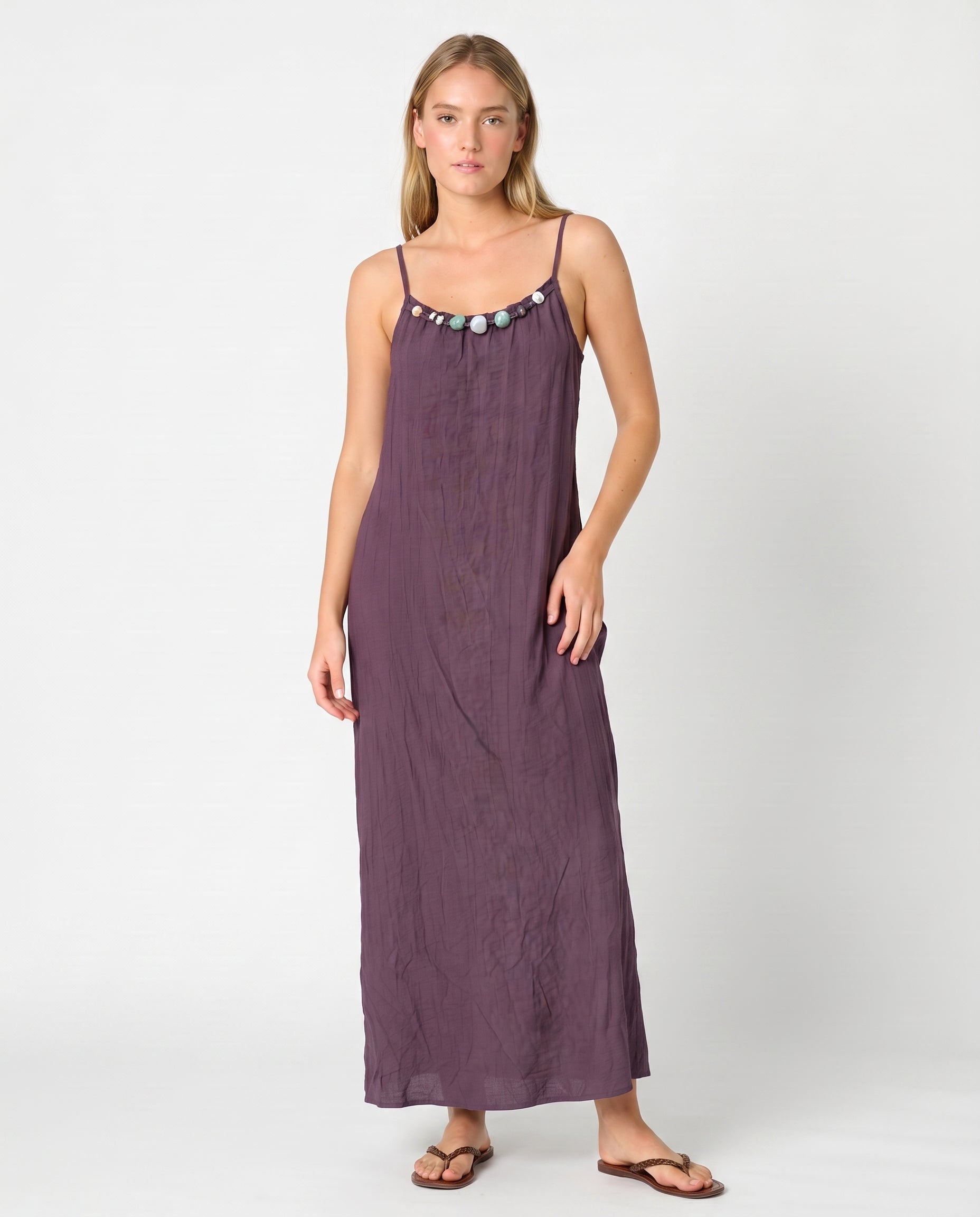 Vestido con pedrería berenjena — Modas Carrusel